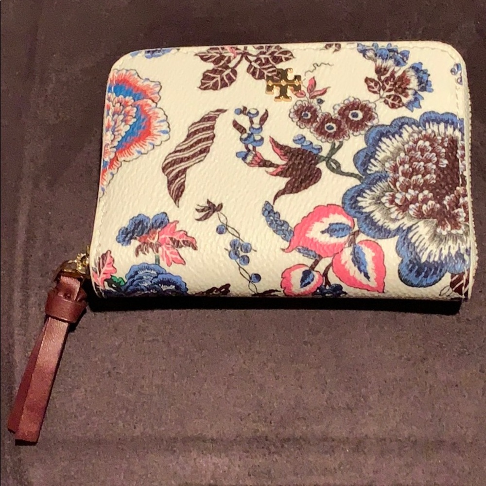 SOLD!Tory Burch Kerrington Zip Coin Case